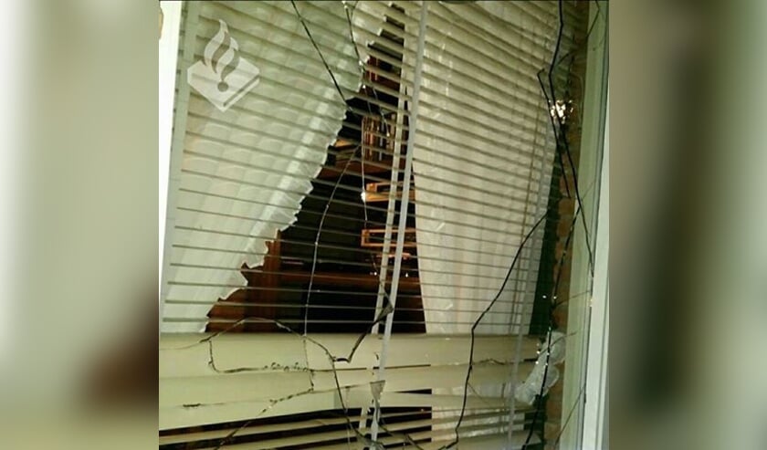 Ruit ingegooid bij woning ouder echtpaar aan de Goudenregen in Boxmeer. (foto: Politie Boxmeer)