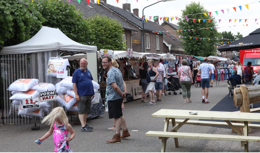 Gezellige drukte op warm Zijtaart Biedt Meer vanmiddag (Foto's Peter Kuijpers)