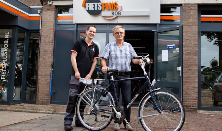 Rob van Hulten van FietsPlus overhandigde vorig jaar Boxmerenaar Hans de Wit de fiets als winnaar van het Tourspel.