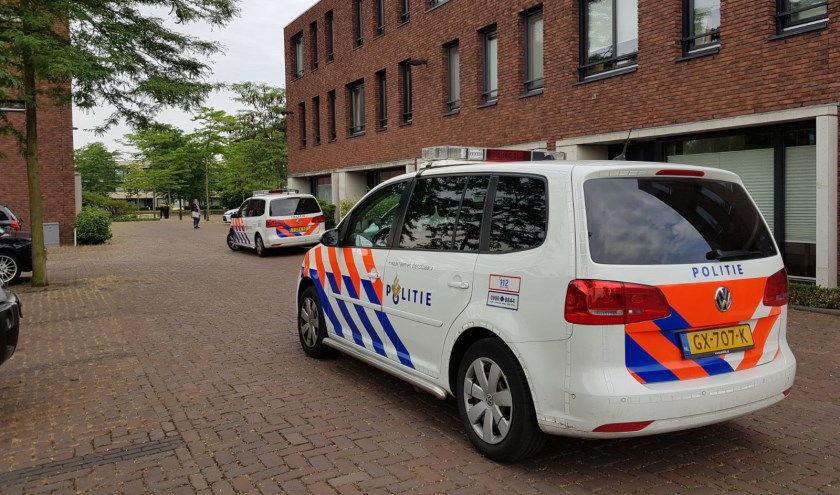 Politie in de Trompstraat. (Foto: Maickel Keijzers / Hendriks Multimedia)