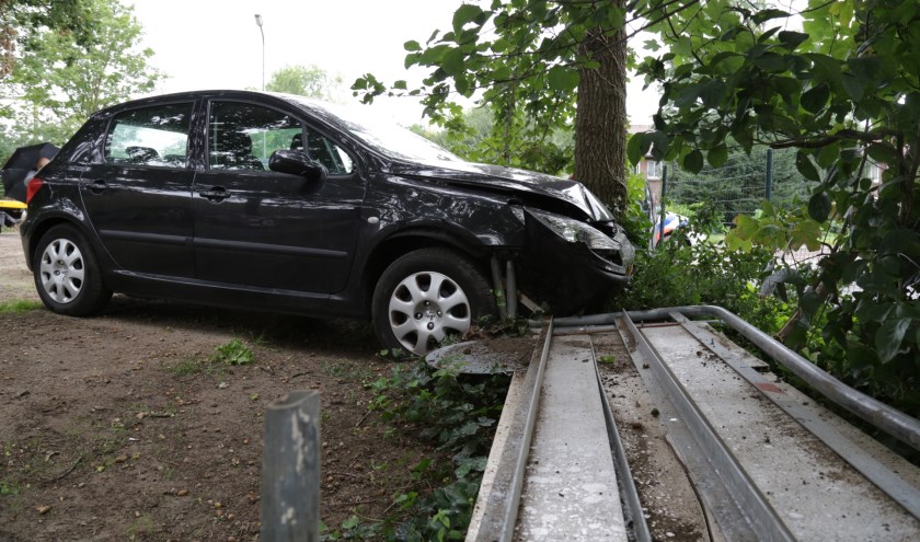 Auto tegen een boom in de Landweerstraat-Noord. (Foto: Maickel keijzers/ Hendriks multimedia)