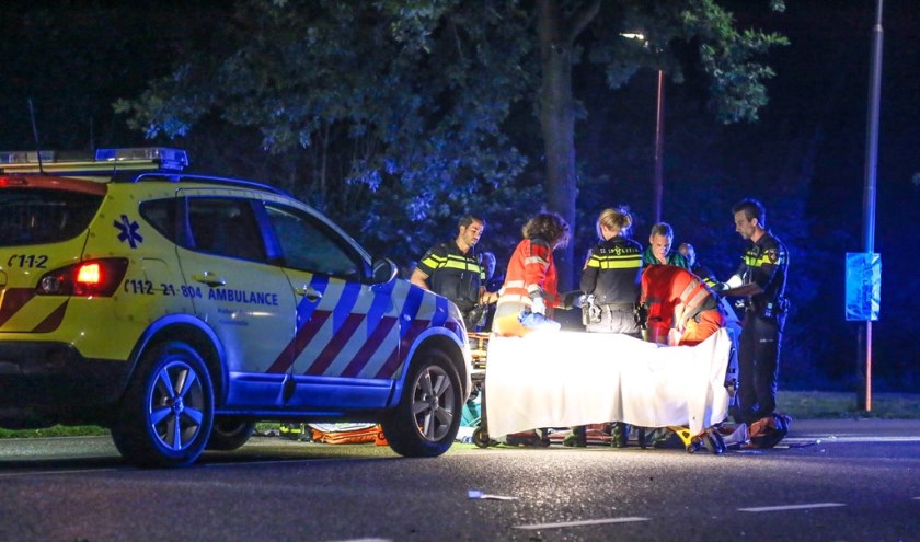 De hulpdiensten bij het slachtoffer. (Foto: Maickel Keijzers / Hendriks multimedia)
