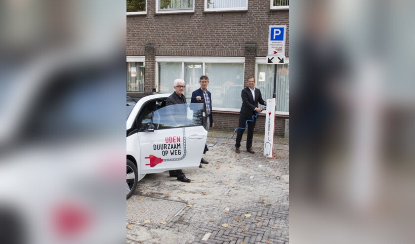 Wethouder Matthie van Merwerode, Jeroen Smarius en Jan van Vlijmen bij een elektrische auto. (foto: Ad van de Graaf)