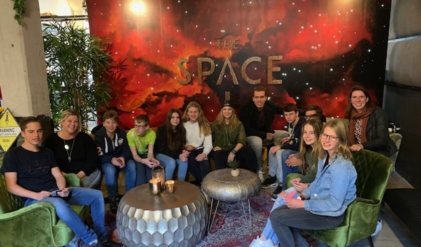 Sophie Francis met de leerlingen van het Udens College.