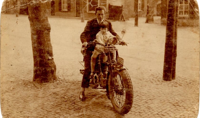 David van Zwanenbergh met zijn dochtertje Betty, rond 1928 in de Marktstraat in Uden (bron: collectie familie Stronkhorst)
