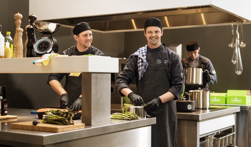 Johan van Marle, eigenaar en chef-kok bij Uitgekookt.nl, bereidt met veel passie samen met zijn team van professionele koks de recepturen waarbij altijd gelet wordt op voldoende variatie.