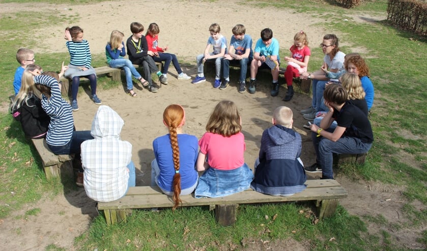 Juf Mirjam van basisschool De Regenboog in Cuijk met haar groep. (foto: Aileen van Tilburg)