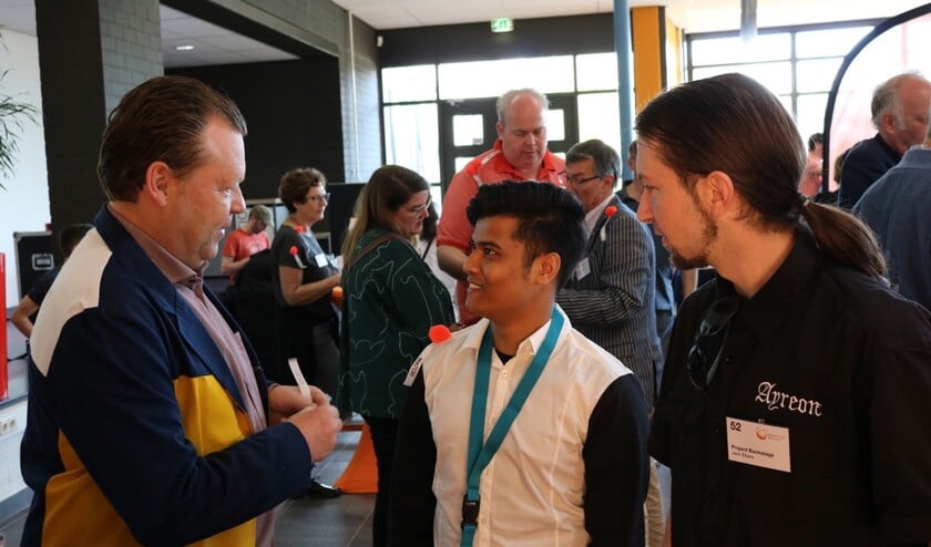 Wethouder Eus Witlox bezegelt een match met wuppies. (foto's: Nelleke Zomer-Post)