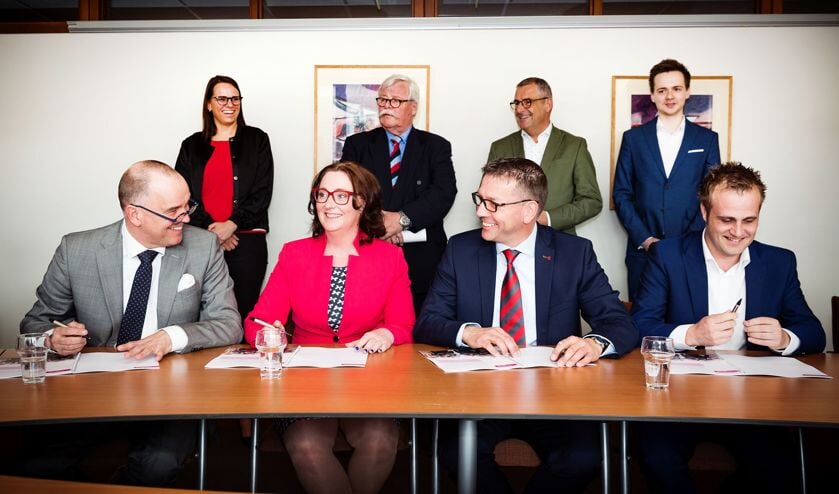 De ondertekening in het gemeentehuis (foto: Tineke Vonk)