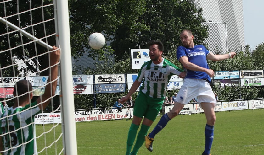 Koen van Deurzen kopt na rust de 3-0 binnen