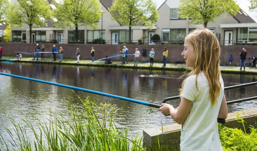 Beginnende sportvissers kunnen gratis een jeugdvergunning aanvragen.