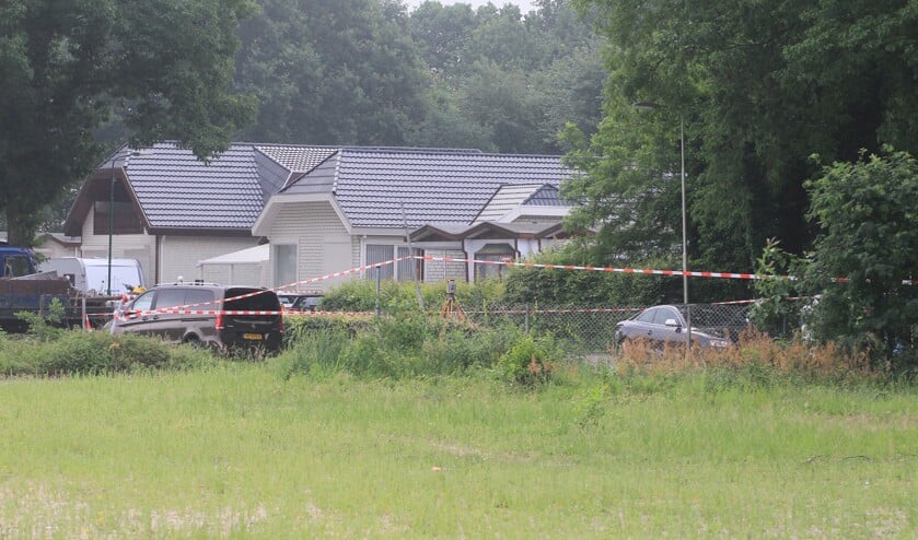 Het onderzoek van de recherche in de Hoogheuvelstraat. (Foto: Hans van der Poel)