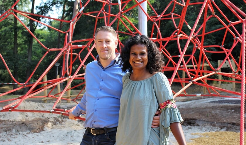 Harald en Renuka van Gaal bij de speeltuin aan Museumpark 1 in Overloon. (foto: Aileen van Tilburg)