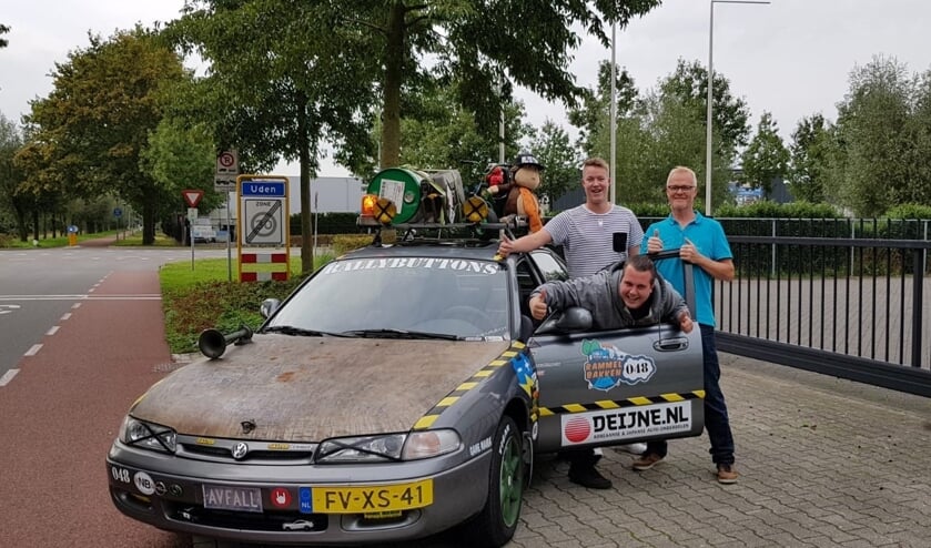 Chris, Jelle en Joris bij hun auto