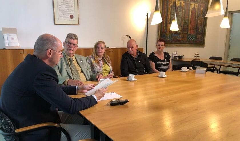 Het moment van de ondertekening (foto: Jan Waalen)