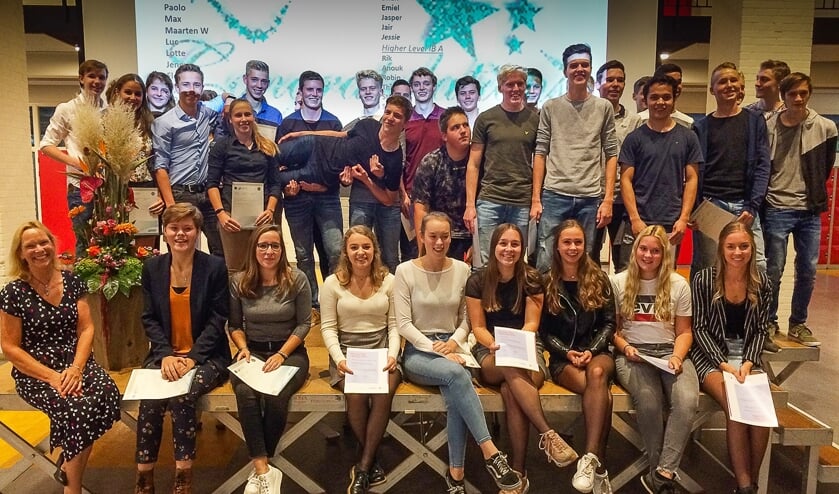 Sylvia (links voor) met de studenten die hun IB certificaat behaalden.