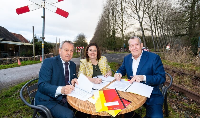 De ondertekening op locatie. Van links naar rechts: Herman van Wanrooij (wethouder Boxtel), Wendy de Wild (directeur ProRail), Harry van Rooijen (wethouder Meierijstad).