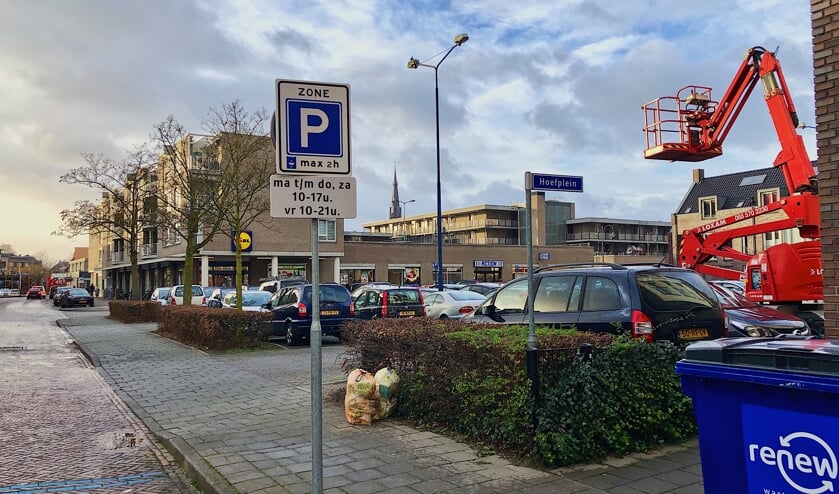 Het Hoefplein, waar het vrijwel altijd druk is, is nu gedeeltelijk blauwe zone. Aan de zijkanten is het vrij parkeren.