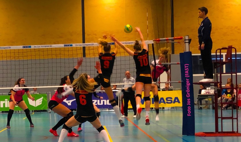 De volleybalsters van FAST kwamen spelen zaterdag tegen Set Up'65.