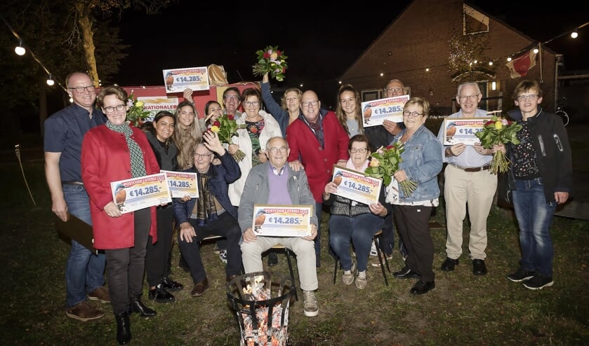 Inwoners Geffen worden verrast door Postcode Loterij-ambassadeur Gaston Starreveld.