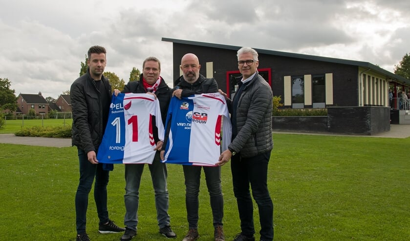 Het mooie speciale shirt wordt voor de wedstrijd aangeboden