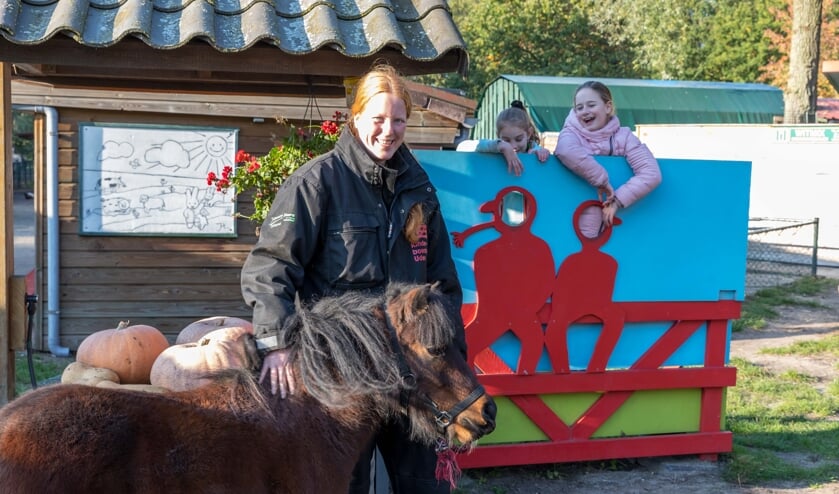 Sanne op de Kinderboerderij. (tekst en foto: Peter Noy)