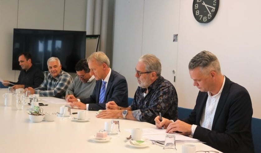 Namens de clubs tekenden Arnoud Pol (SCV'58), Jan de Kruif (Estria), Huub Linders (GVV'57), Henk Cuppen (SCV'58) en Daniel Brans (GVV'57).