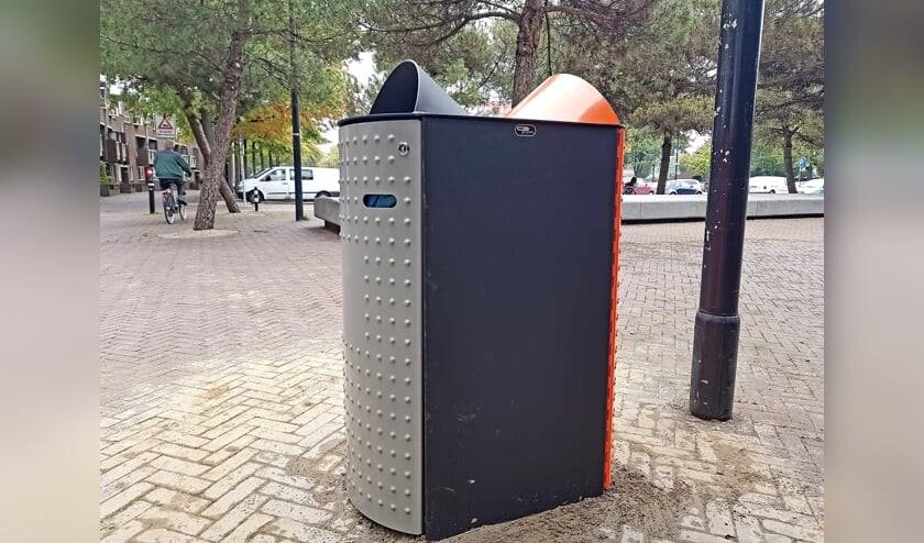 Nieuwe afvalbakken in Osse centrum vanwege Week van de Duurzaamheid. (Foto: Jack van Lieshout)