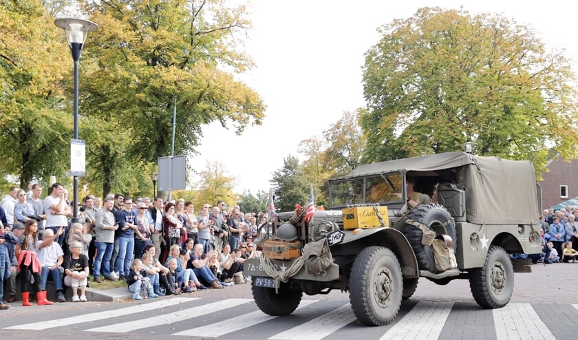 Overloon stond afgelopen zondag uitgebreid stil bij '75 jaar vrijheid'. Een dag vol herdenken, beleven en zeker ook van feesten, inclusief een feestelijke stoet van oude voertuigen.