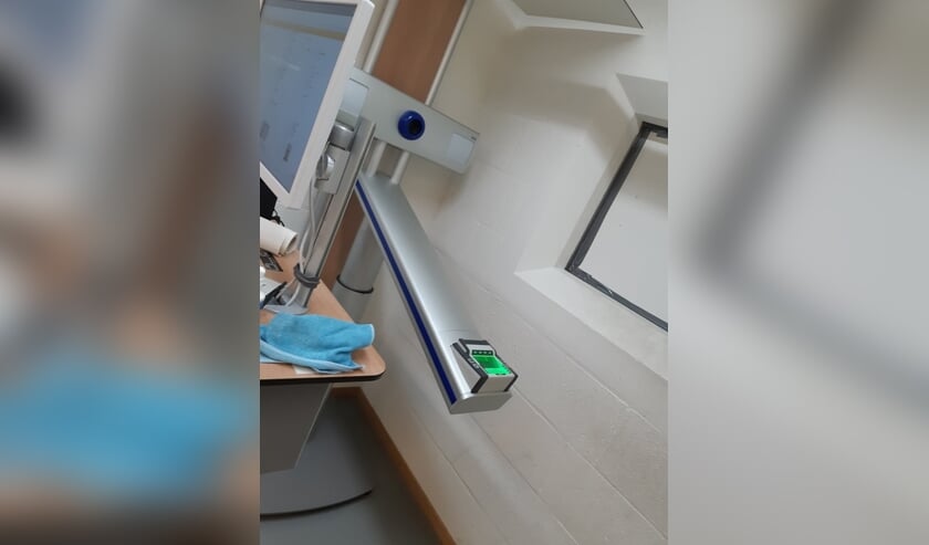 Voordat de verdachte wordt ingesloten werd zijn identiteit vastgesteld via het systeem Progis. Op de foto kun je zien hoe dit systeem eruit ziet.
