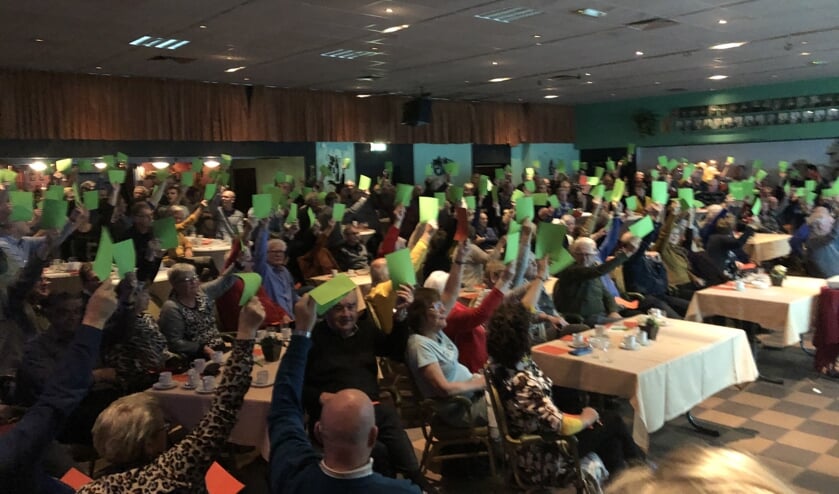 Maar liefst 99 procent van de aanwezigen schaarde zich door het tonen van een groene kaart achter het voorstel van de speciaal hiervoor in het leven geroepen regiegroep.