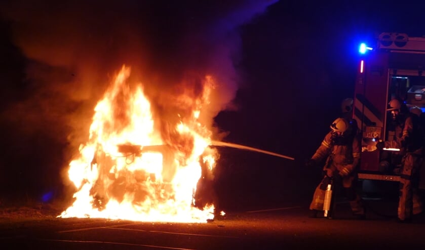 Auto vliegt al rijdend in brand. Foto Thomas