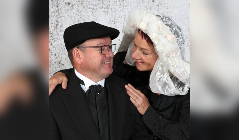 Tiny en Ingrid, boerenbruidspaar van vorig jaar, dragen het stokje over.