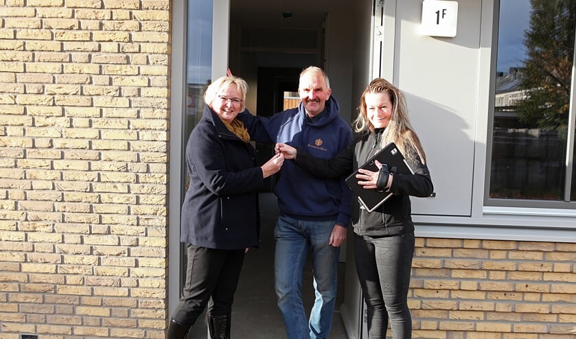 Cees en Annita komen uit Gemert en kregen dinsdagmorgen de sleutel van Evelijn Bruekers van Area.