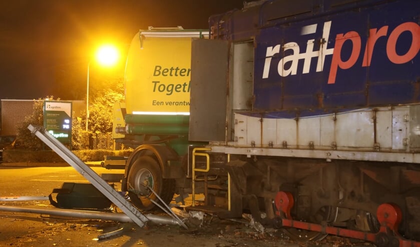 Botsing goederentrein en vrachtwagen op Waalkade. (Foto: Gabor Heeres / Foto Mallo)