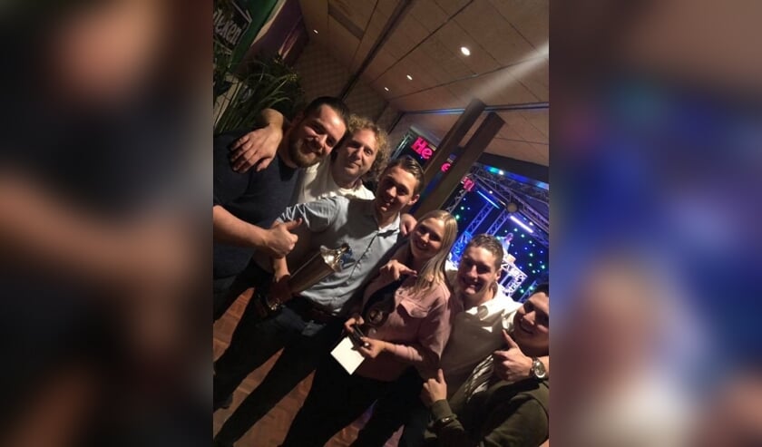 Blije winnaar Tim Prinssen temidden van zijn Pepper collega's, samen met de nummer 3 Rosan van de Brand.