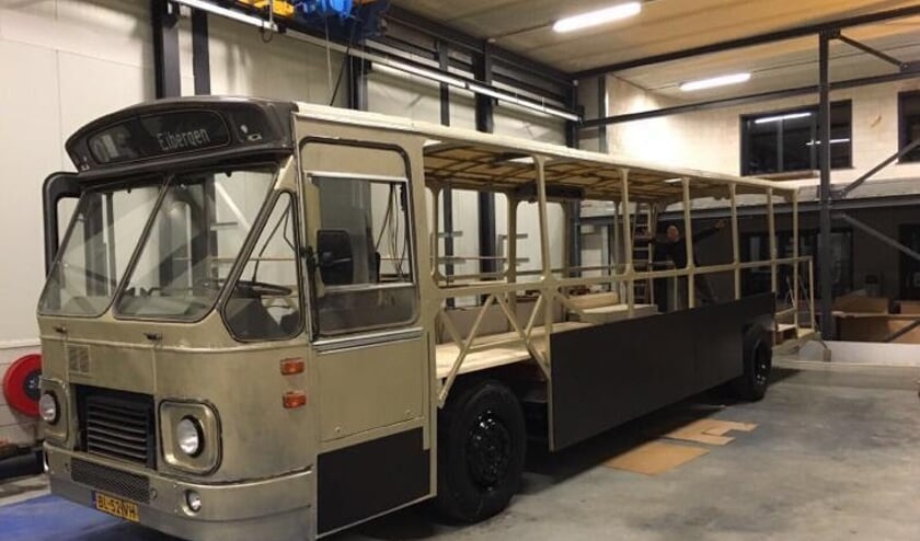 De bus wordt uiteraard carnavalesk en feestelijk aangekleed.
