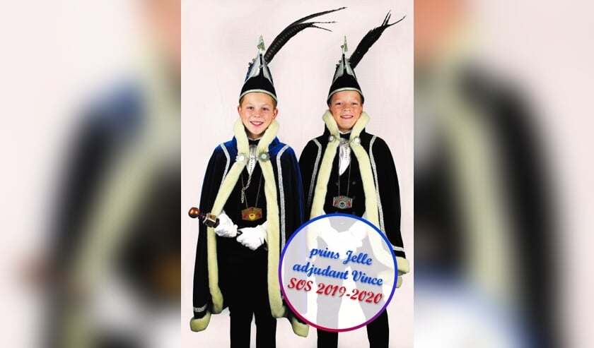 Jeugdprins Jelle en Adjudant Vince worden geholpen door de jeugdraad van Samen Op Stap (S.O.S.) en de dansmariekes Volkel.