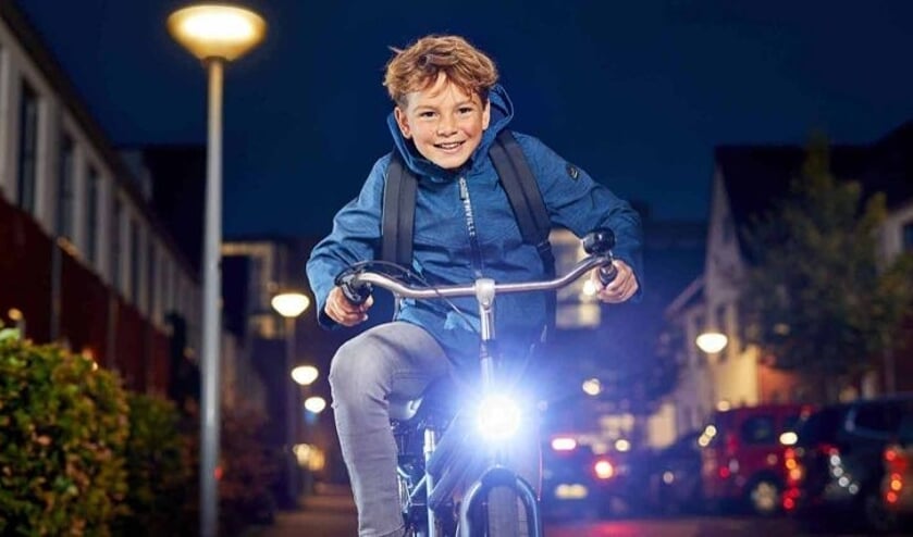 De politie controleerde op fietsverlichting in Cuijk.