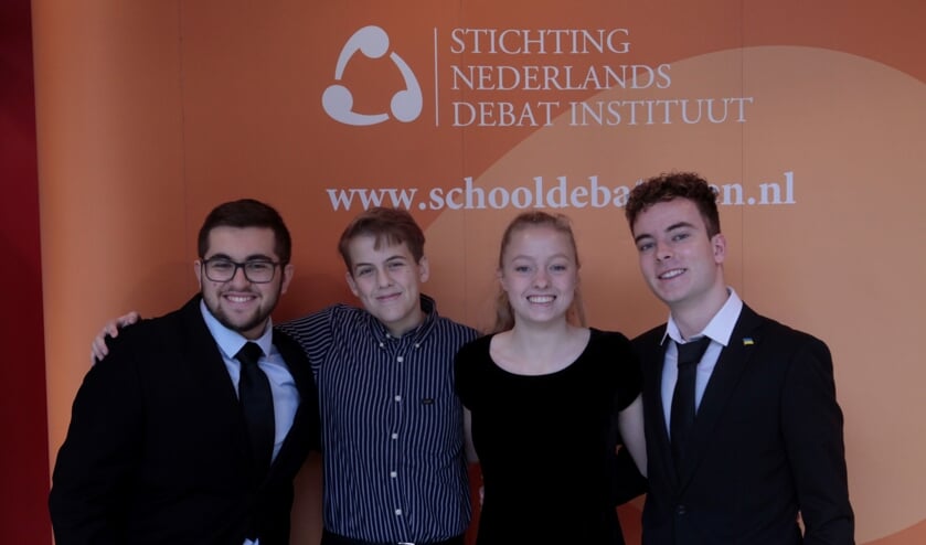 Het team van Elzendaalcollege Boxmeer wist zich na drie spannende debatten te plaatsen voor de finaleronde van het NK Debatteren.