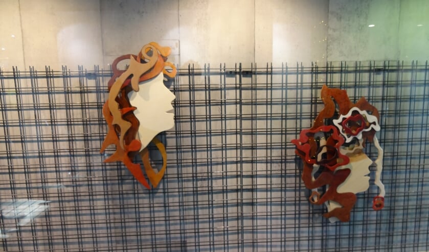Werken van Udense kunstenaars in de etalage van Schoenenzaak Van Es in het centrum.