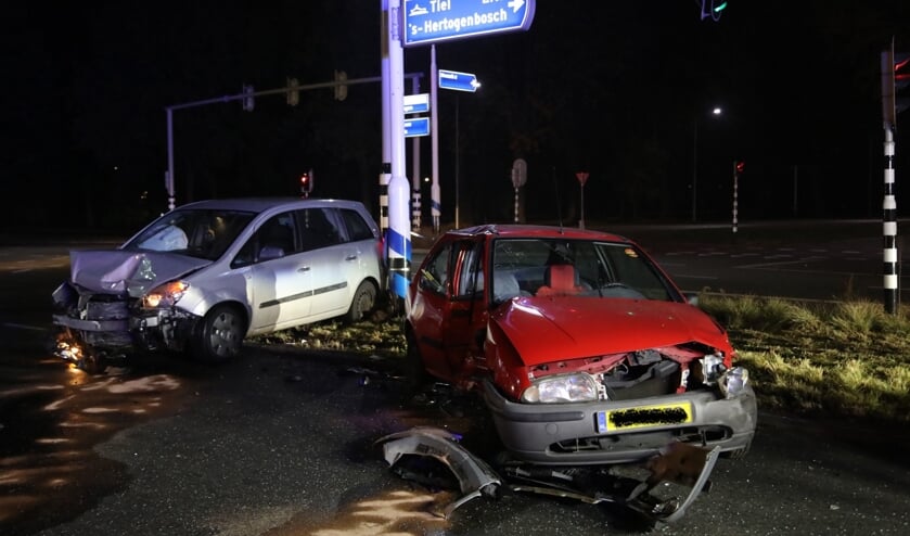 Drie auto's botsen op Osse kruising. (Foto: Gabor Heers / Foto Mallo)