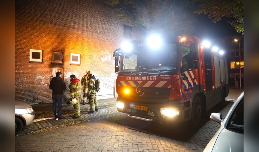 Brandend matras zorgt voor schade aan gevel winkelpand. (Foto: Gabor Heeres / Foto Mallo)