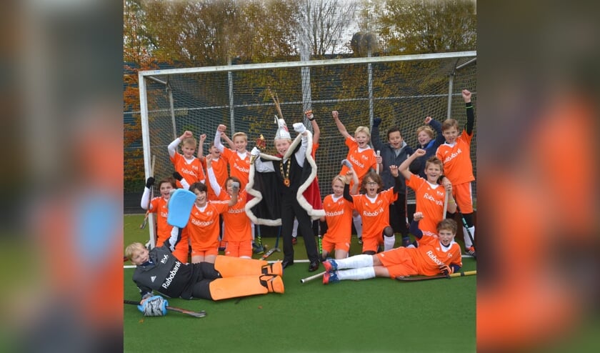 Ties tussen zijn maatjes van zijn hockeyteam.
