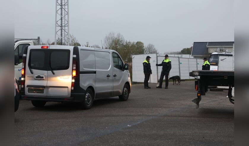 Grote politiemacht op woonwagenkamp Lith. (Foto: Gabor Heeres / Foto Mallo)