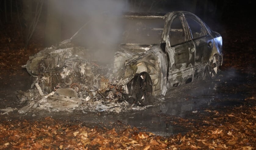 Auto volledig uitgebrand in Oss. (Foto: Gabor Heeres / Foto Mallo)