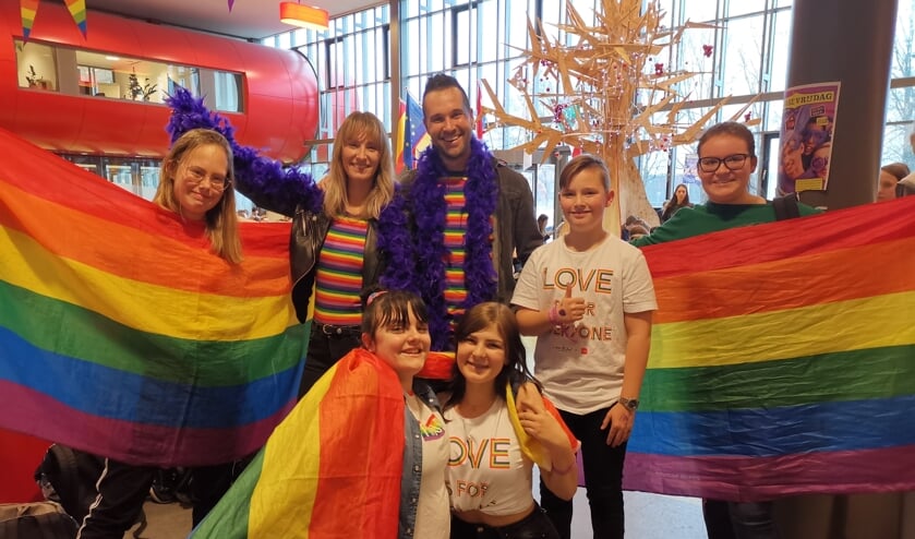 Leerlingen en medewerkers van Metameer vragen aandacht voor gender, seksuele integriteit en diversiteit op Paarse Vrijdag. Het is oké om jezelf te zijn.