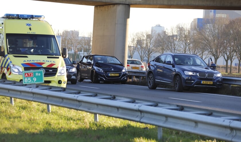 Lange file op A73 na ongeluk bij Cuijk: twee personen gewond naar het ziekenhuis.