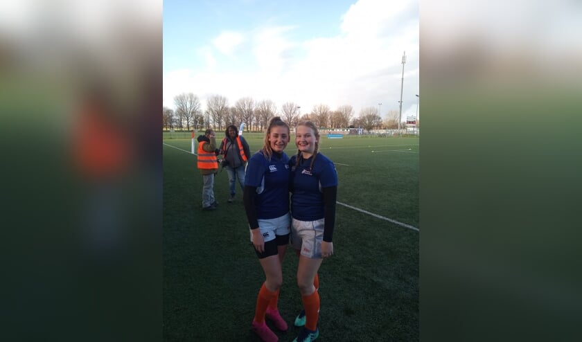 Joyce Raafs (rechts) van Black Bulls Overloon werd samen met Merle Post (RC Octopus Uden) geselecteerd voor het Nederlandse Damesrugbyteam onder 18 jaar.