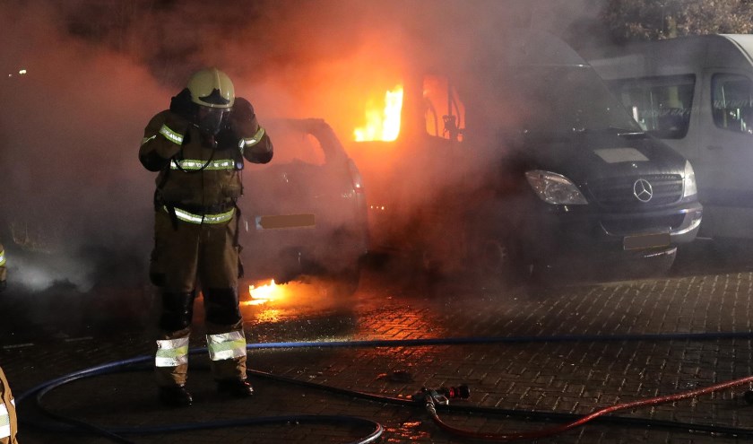 Autobrand op parkeerplaats De Lievekamp slaat over naar busje. (Foto: Charles Mallo)